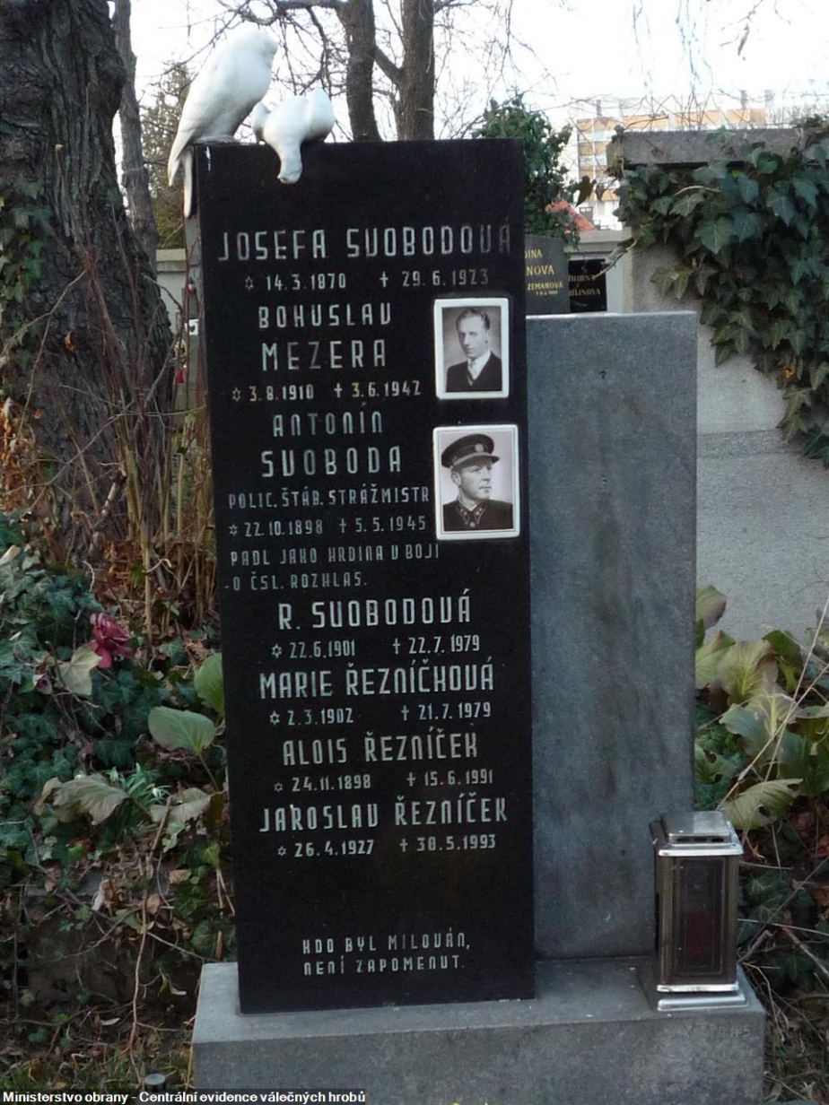 Hrob Antonína Svobody padlého v bojích o rozhlas