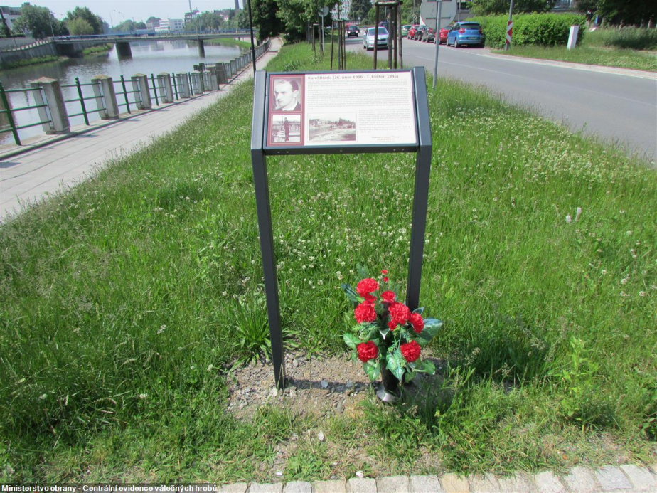 Pamětní deska připomínající Karla bradu u Tyršova mostu.