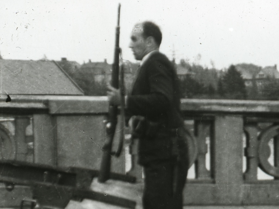 Karel Brada při strážení Tyršova mostu, jen několik okamžiků předtím, než padl.