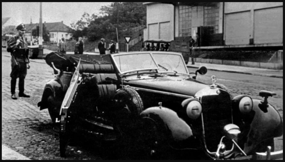 Poškozené auto po útoku 