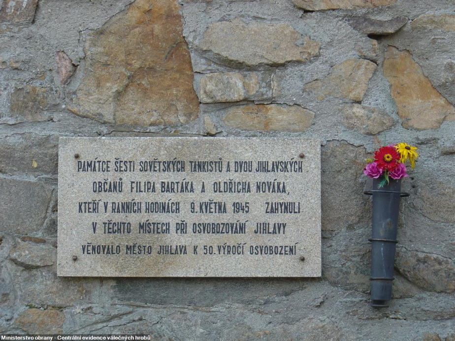Pamětní deska sovětských tankistů a dvou českých průvodců na zdi jihlavského hřbitova.