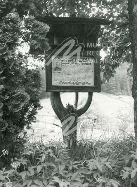 Původní pomník v místě zranění z července 1960.