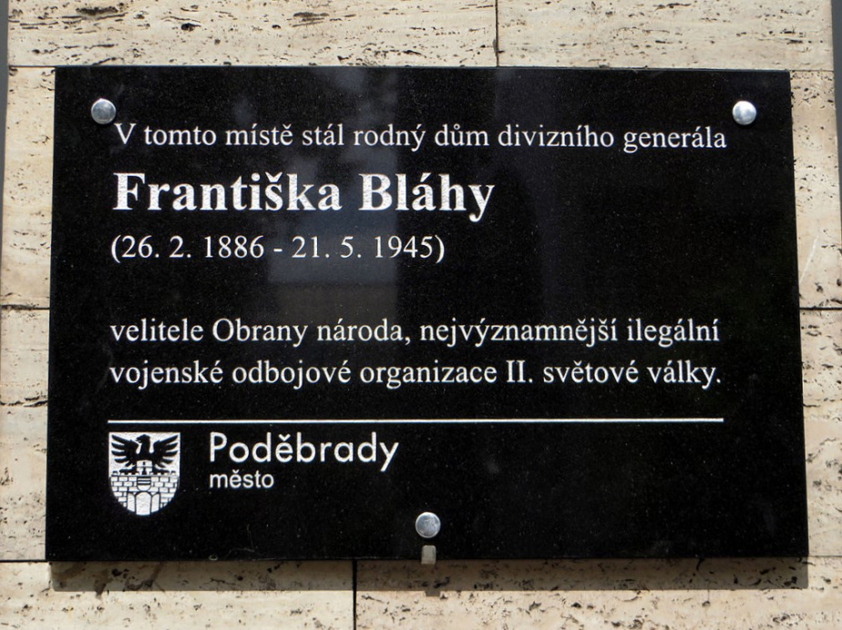 Pamětní deska v místě Bláhova rodného domu na Riegrově náměstí v Poděbradech