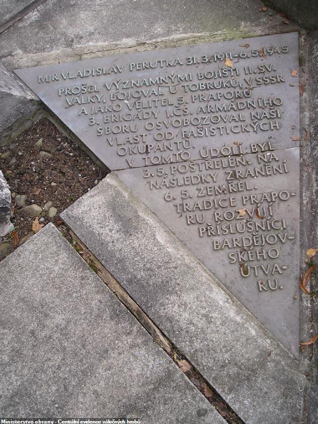 Detail nápisové desky u paty pomníku.