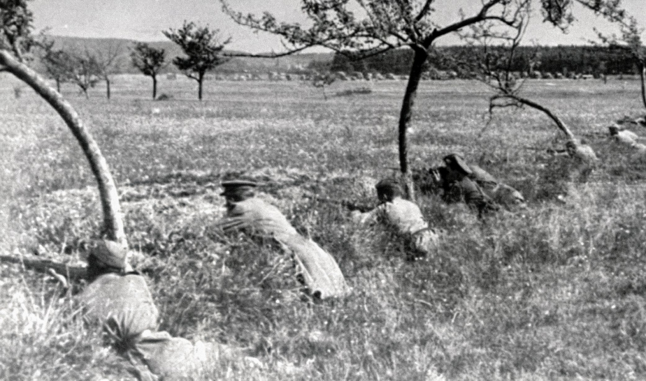 Dobový záběr z bitvy u Slivice v květnu 1945. 
