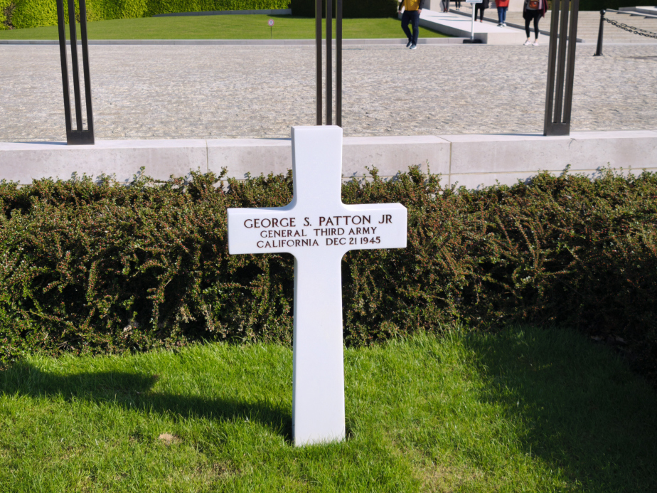 Hrob generála George S. Pattona na americkém vojenském hřbitově Luxembourg.