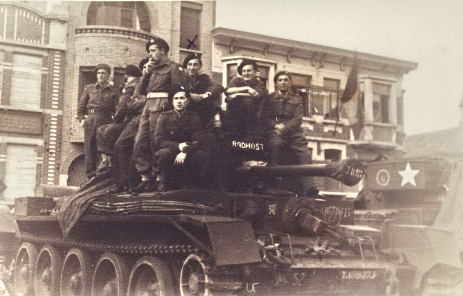 Tankisté z Čs. samostatné obrněné brigády koncem války nedaleko Dunkerque. 