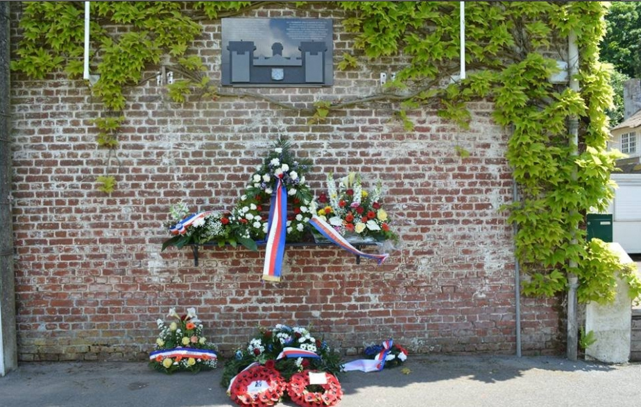 Wormhout ve Francii. Pamětní deska kapitulace pevnosti Dunkerque umístěná na zdi malé hospodářské budovy, která jako jediná zbyla ze zámku, kde v roce 1945 sídlilo spojenecké velitelství. 