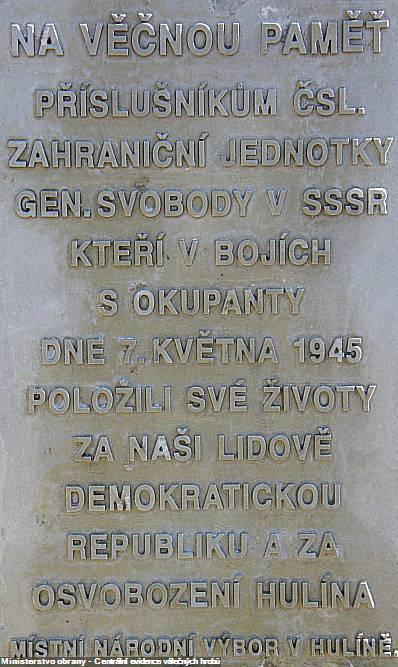Pamětní deska na hřbitově v Hulíně připomíná podíl československého armádního sboru na osvobození města.