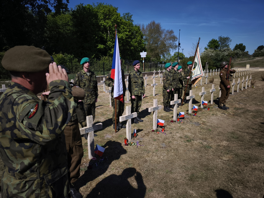 Pietní akt na francouzském vojenském hřbitově v Leffrinckoucke