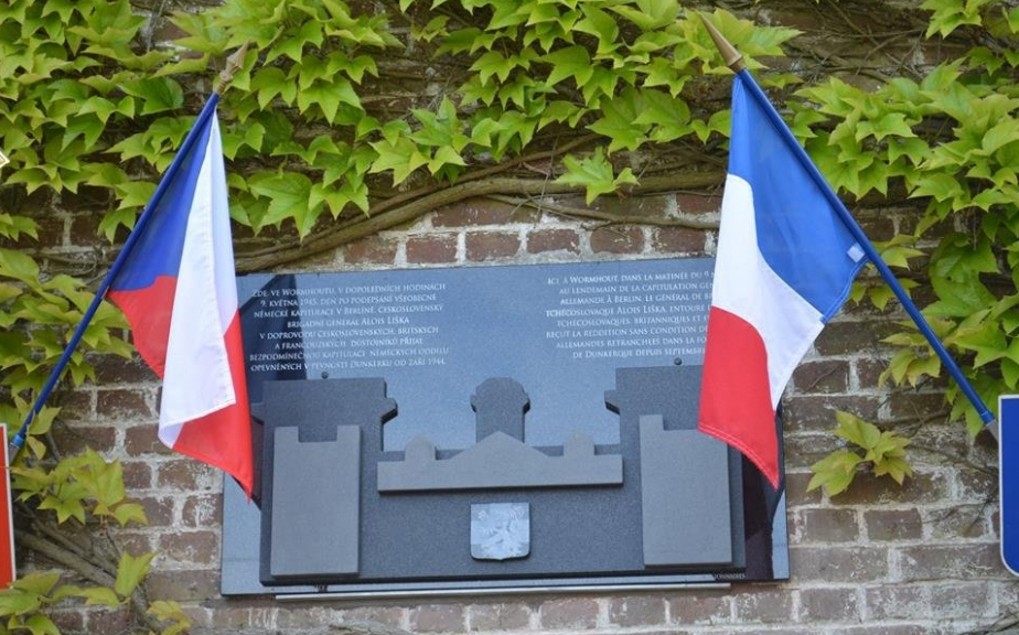 Detail pamětní desky kapitulace pevnosti Dunkerque umístěné ve středu obce Wormhout. 