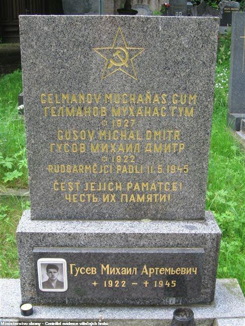 Hrob s padlými sovětskými vojáky na hřbitově v Milíně. 