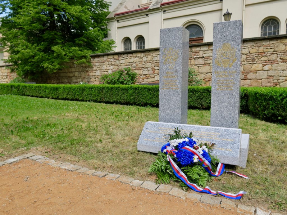 Malý pomník inspirovaný památníkem Díky, Ameriko! z Americké třídy. Z něj byly v roce 2016 z důvodu popraskání odstraněny původní pylony, které byly v roce 2018 nahrazeny novými. 