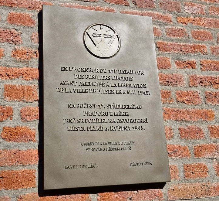 Pamětní deska věnovaná 17. střeleckému praporu, jenž se podílel na osvobození Plzně je umístěna v belgickém Liège. 