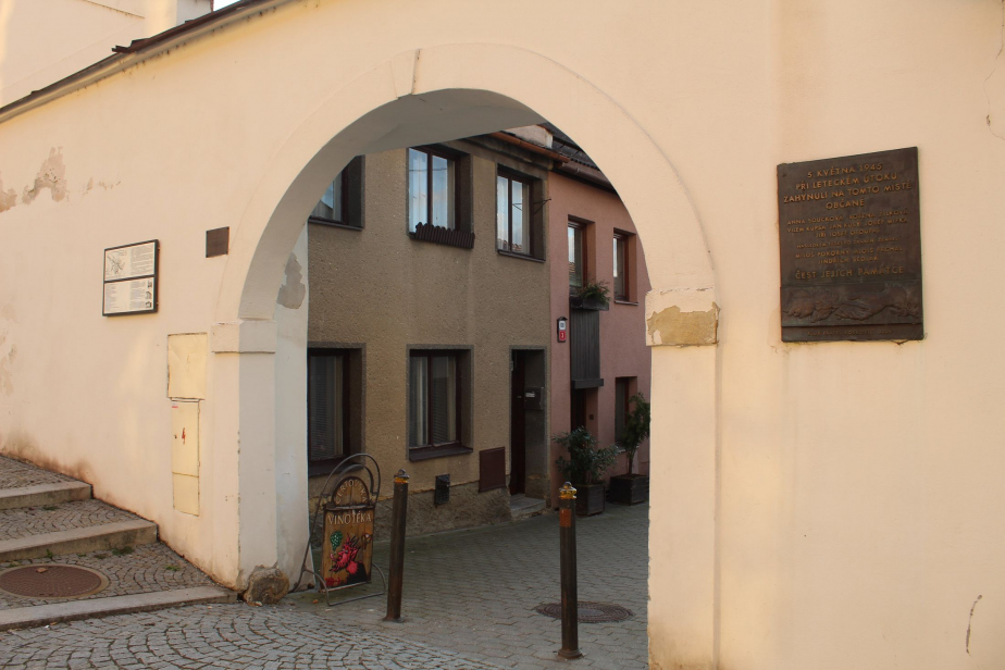 Celkový pohled na místo náletu s pamětní deskou. 