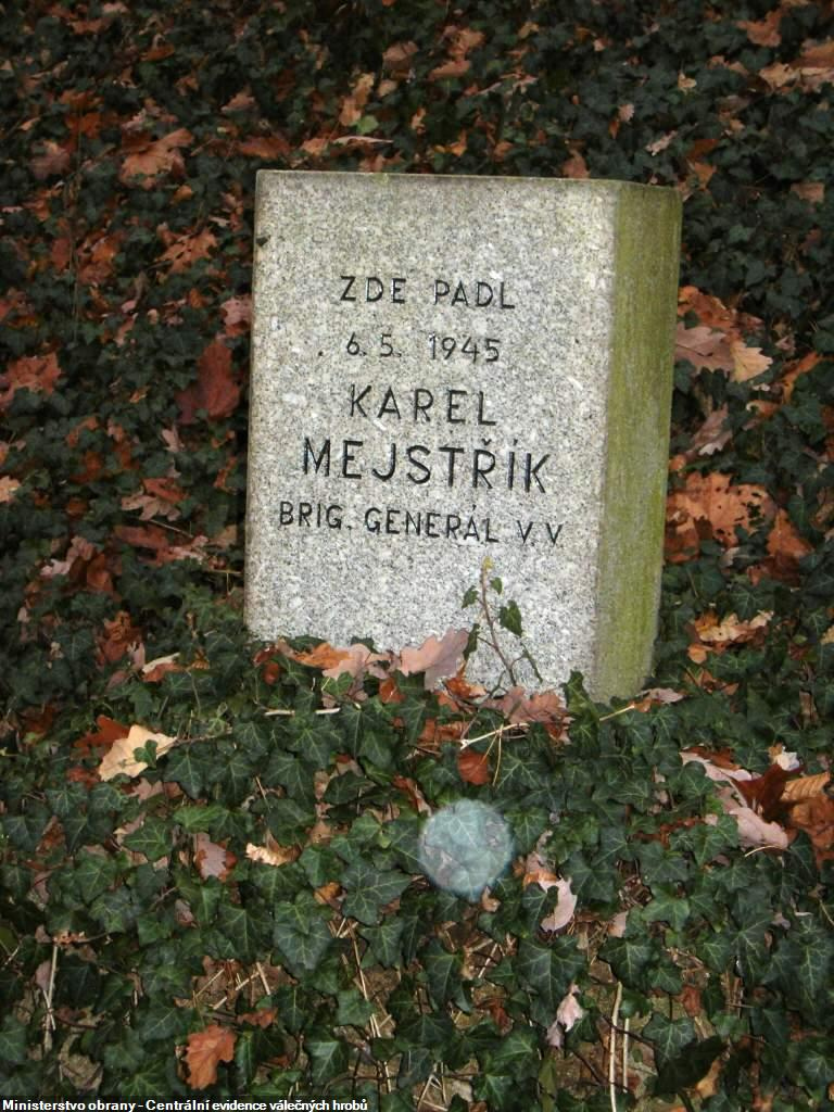 Menší kamenný pomníček s černým nápisem se nachází na místě skonu Karla Mejstříka v pražské Zbraslavi. 