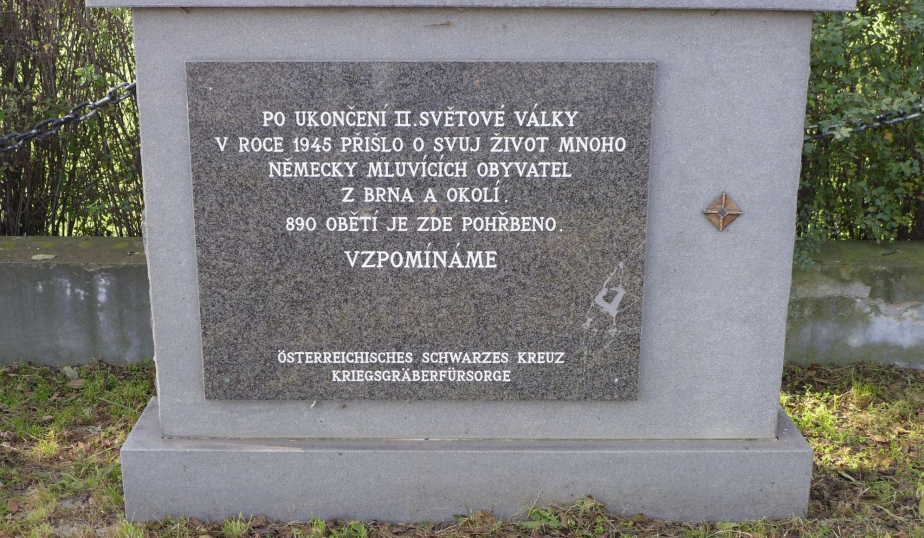 Detail pomníku na místě hromadného hrobu u Pohořelic. Ačkoli je na něm uvedeno, že zde spočívá 890 obětí, toto číslo je pravděpodobně nadsazené. 