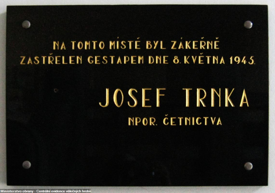 Pamětní deska z černé leštěné žuly věnovaná npor. četnictva Josefu Trnkovi 