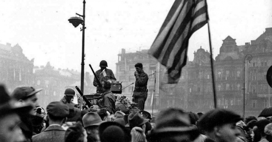 Američané na plzeňském náměstí Republiky. 