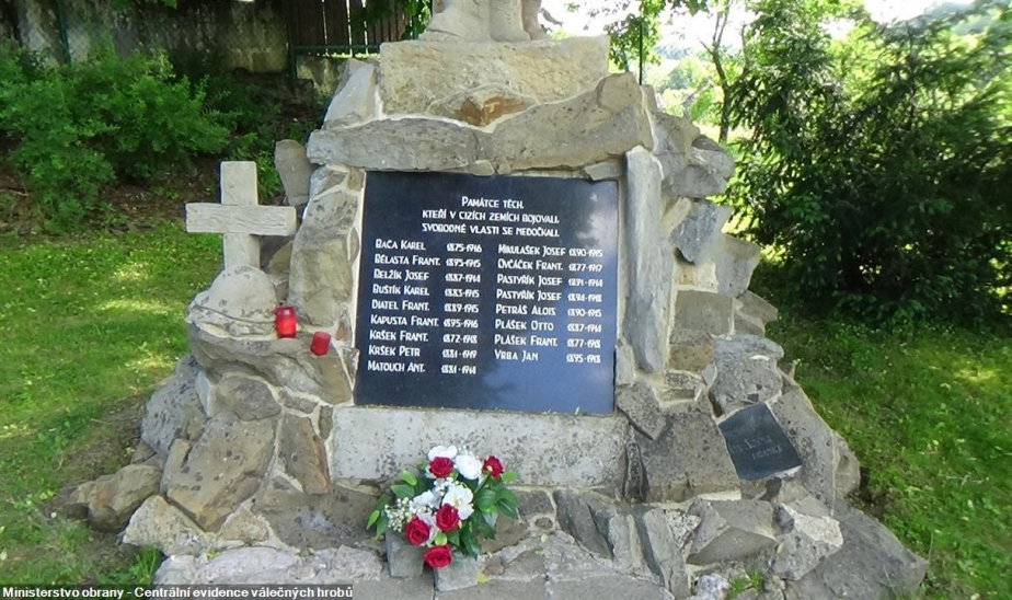 Detailní pohled na renovovanou skalku pomníku obětem první světové války. 