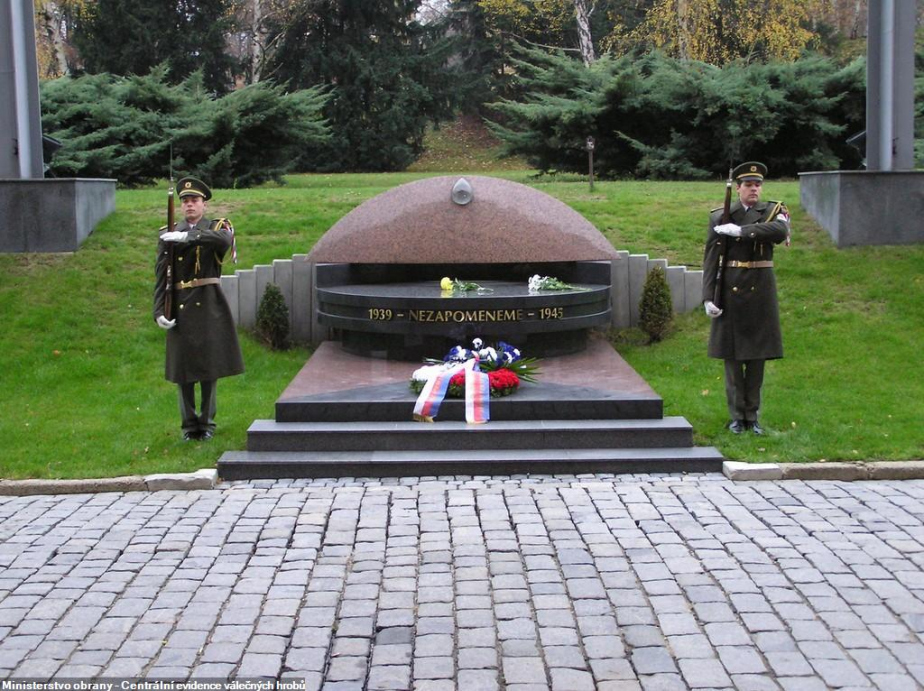 Na pomníku, věnovaném památce absolventů Vysoké školy válečné, kteří položili své životy v letech 1939–1945, je umístěn seznam jmen padlých se jménem Karla Mejstříka.  