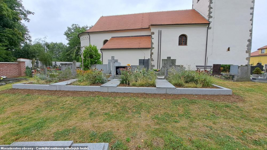 Pohled na hromadný hrob na hřbitově v Olbramovicích po renovaci. 