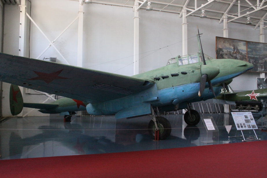 Jeden ze sovětských bombardérů používaných za II. světové války. Zde na obrázku dvoumotorový střemhlavý bombardér Petljakov Pe-2. 