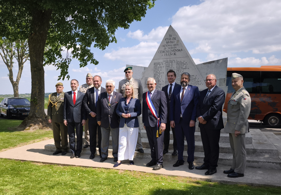 Česká delegace vedená ministryní obrany Janou Černochovou na československém vojenském hřbitově La Targette.