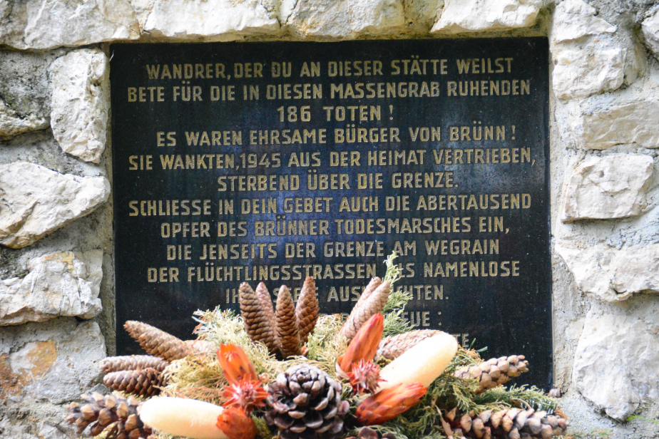 Masový hrob 186 obětí Brněnského pochodu smrti v roce 1945 na hřbitově v dolnorakouské obci Drasenhofen. 