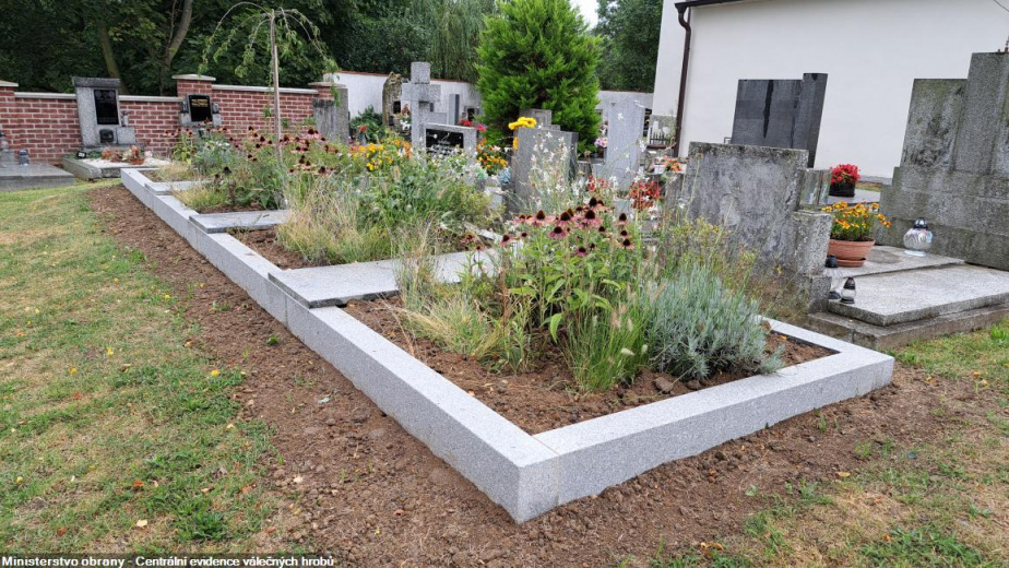 Pohled na hromadný hrob na hřbitově v Olbramovicích po renovaci. 