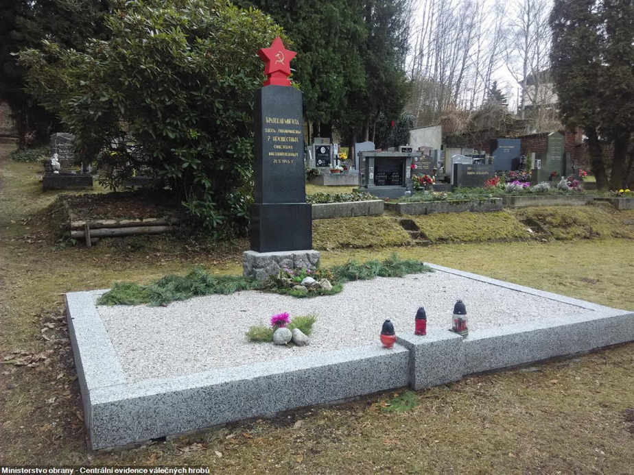 Společný hrob sedmi neznámých sovětských zajatců na hřbitově v Karlovy Vary – Doubí.