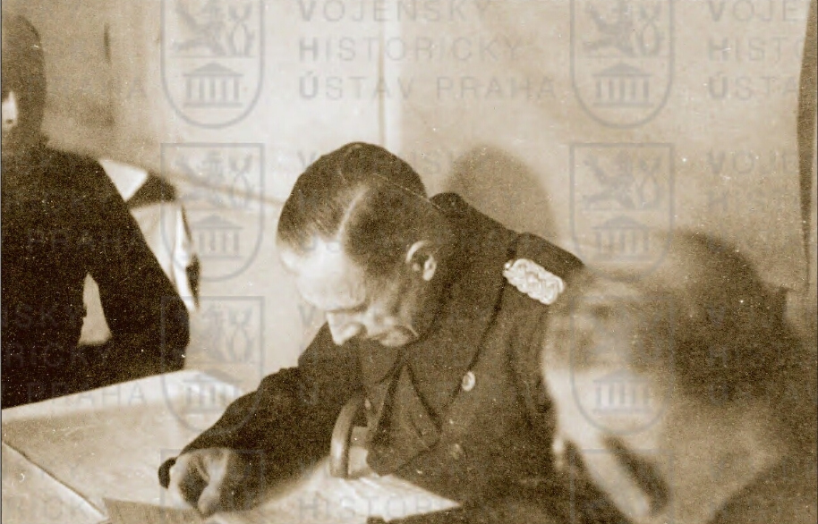 Viceadmirál Friedrich Frisius (1895-1970) pročítá kapitulační listinu před podpisem kapitulace německé posádky Dunkerque. 