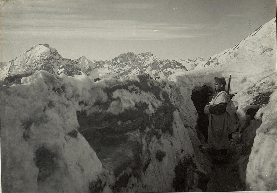 R-U zákop se strážním stanovištěm na Köderhöhe, 2 228 m n. m.