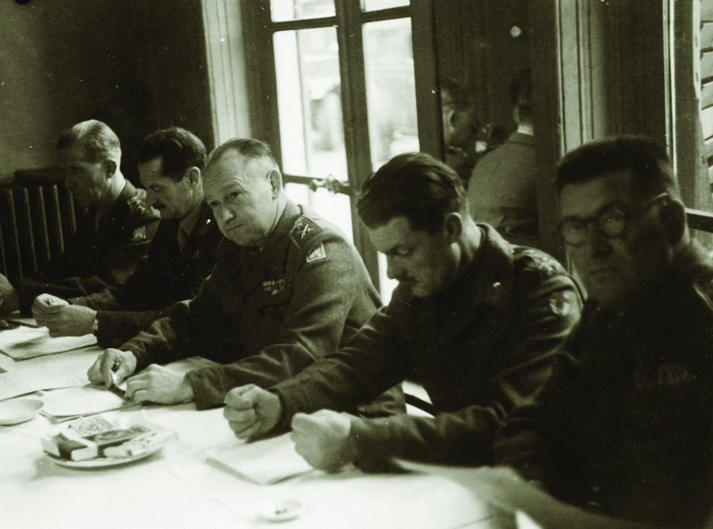 Velitel Čs. samostatné obrněné brigády gen. Alois Liška a další důstojníci při ceremoniálu přijetí kapitulace německé posádky Dunkerque v sídle spojeneckého velitelství ve Wormhoutu. Snímek z 9. května 1945. 