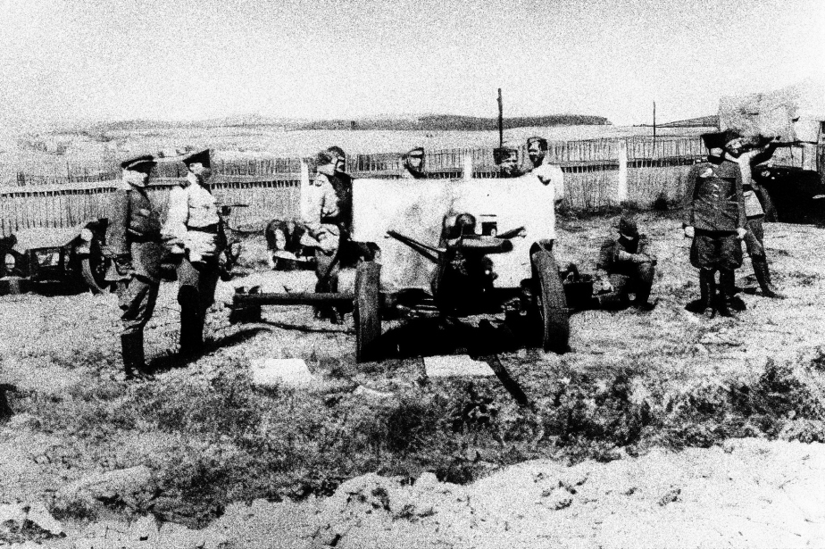 Sovětští vojáci při bojích v okolí Slivice, Milína a Březnice ve dnech od 11. 5. do 12. 5. 1945. 
