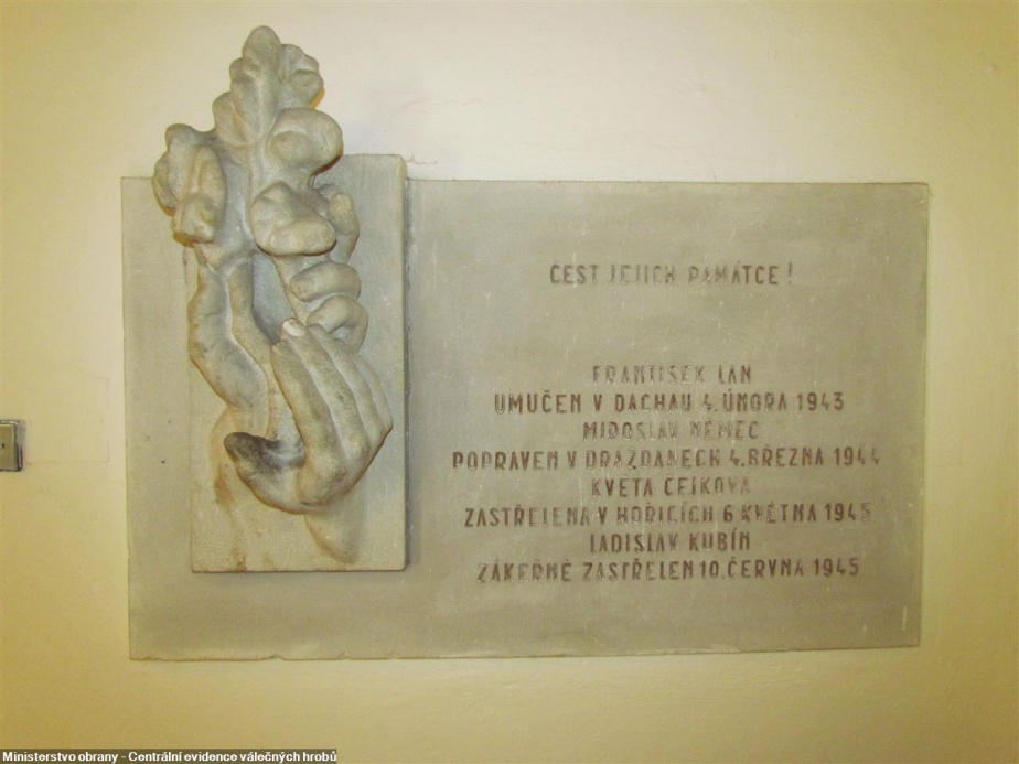 Pamětní deska s reliéfem rukou s ratolestí obsahuje jméno Květy Čejkové, zastřelené při trestné výpravě německými vojáky 6.5.1945 v Hořicích v Podkrkonoší.