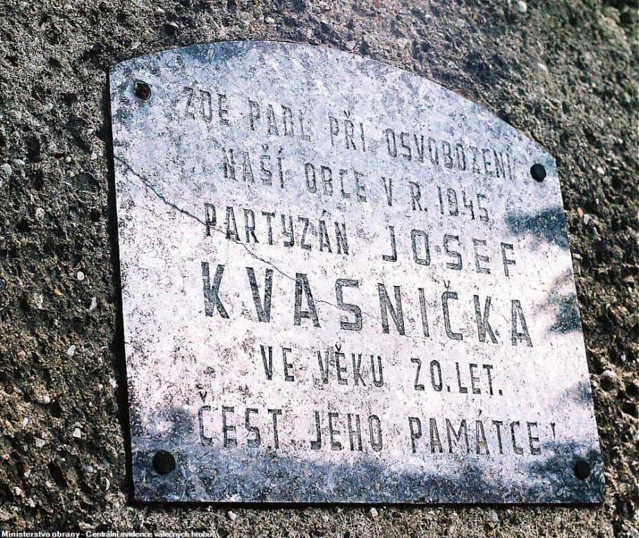 Detail pamětní desky umístěné na hřbitovní zdi v obci Břest.