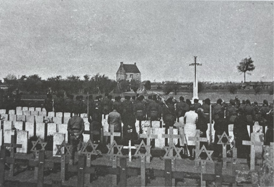 Hřbitov v belgickém Adinkerke. Před návratem do vlasti se vojáci rozloučili se svými padlými kamarády. 