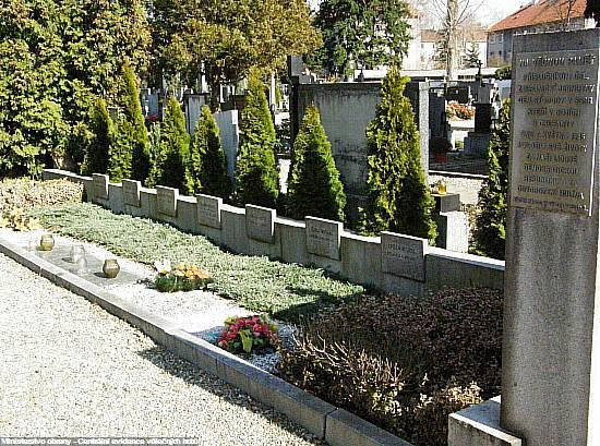Místo posledního odpočinku sedmi vojáků československého armádního sboru na hřbitově v Hulíně.