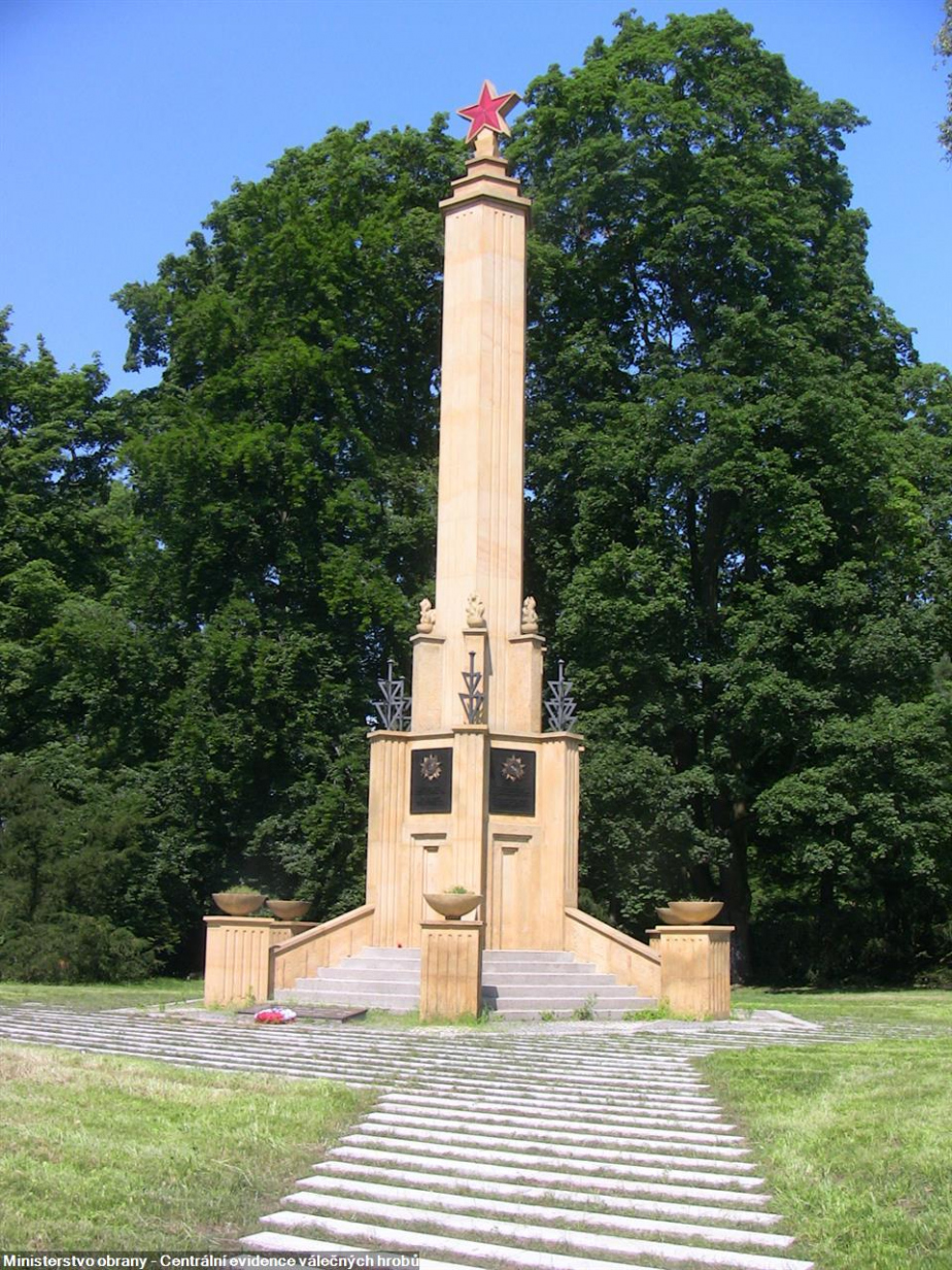První v ČSR vztyčený pomník připomínající osvobození, odhalený 15. června 1945 v Čechovo sadech v Olomouci.
