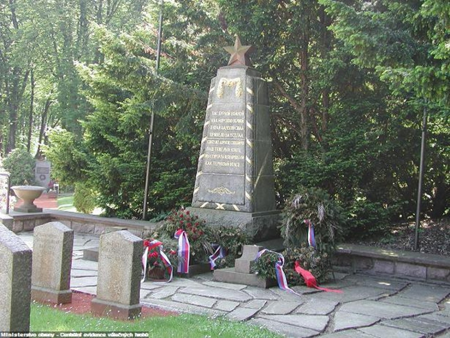 Ústřední památník a původní náhrobní kameny na sovětském oddělení hřbitova Karlovy Vary – Drahovice.