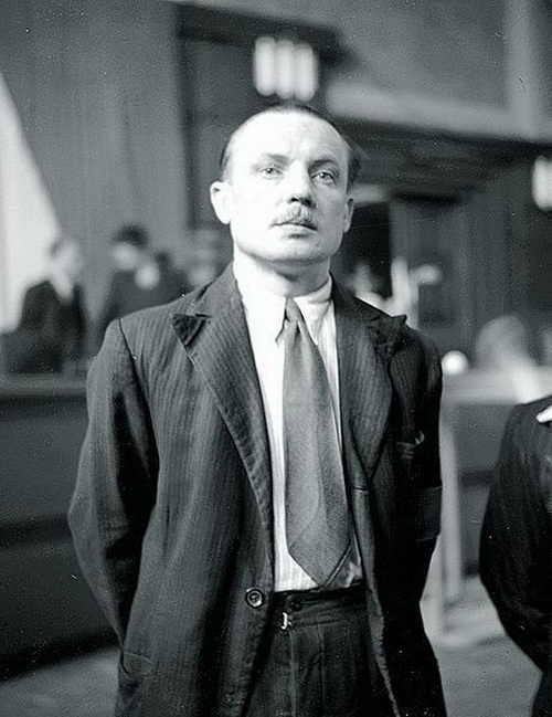 Karel Čurda, strýc Oldřicha Máci, před Mimořádným lidovým soudem v Praze.