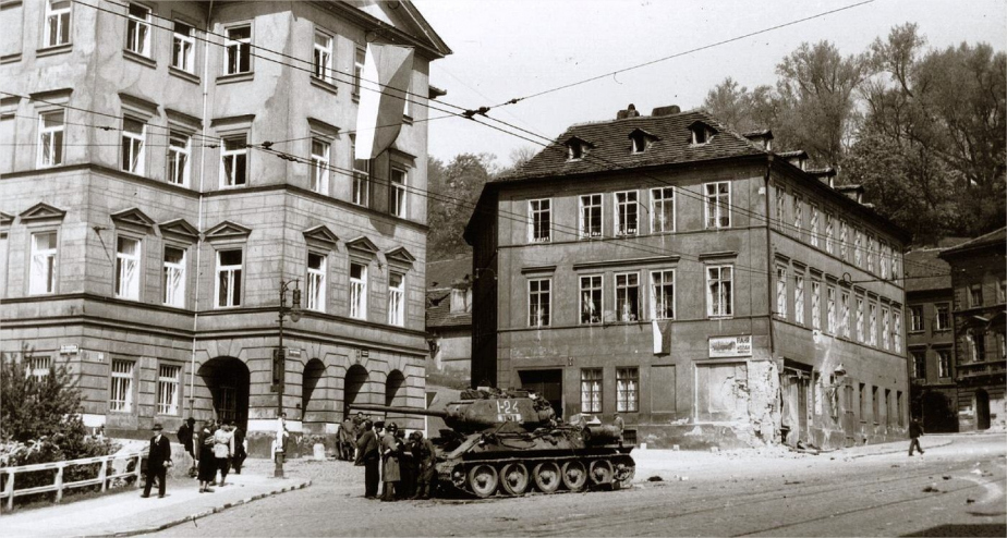Vyřazený tank T-34 číslo 1-24 Ivana Gončarenka před domem U Verdugů u vyústění pražské Chotkovy ulice.