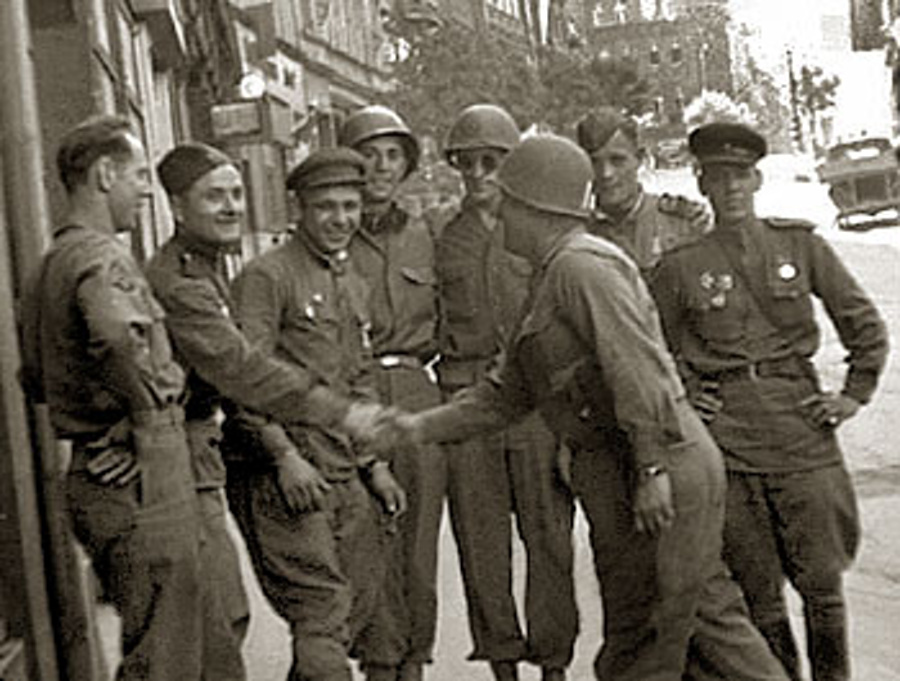 Sovětští a američtí vojáci v Karlových Varech.