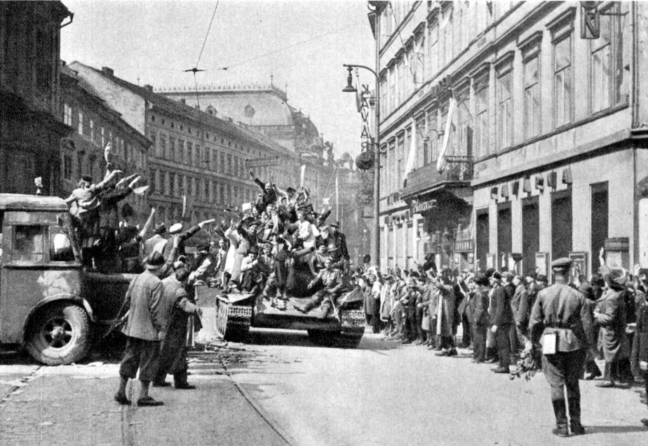 Pražané vítají na Národní třídě sovětský tank T-34.