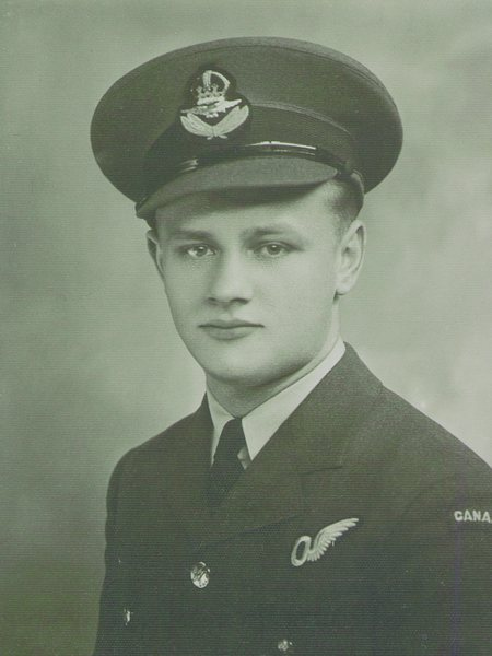 Vladimir J. Sopuck, roz. Sopuch sloužil v kanadských leteckých silách už od roku 1942. 
