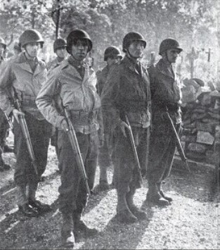 Velký počet bývalých vojáků 1. čs. divize bojoval v řadách francouzského hnutí odporu. Skupina čs. partyzánů na hřbitově Ivry u Paříže vzdává čest svým padlým spolubojovníkům.