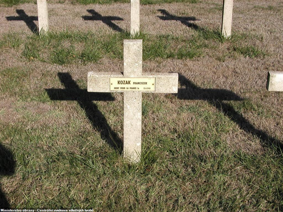 Hrob Františka Kozáka na hřbitově ve Fleury-les-Aubrais, Loiret.
