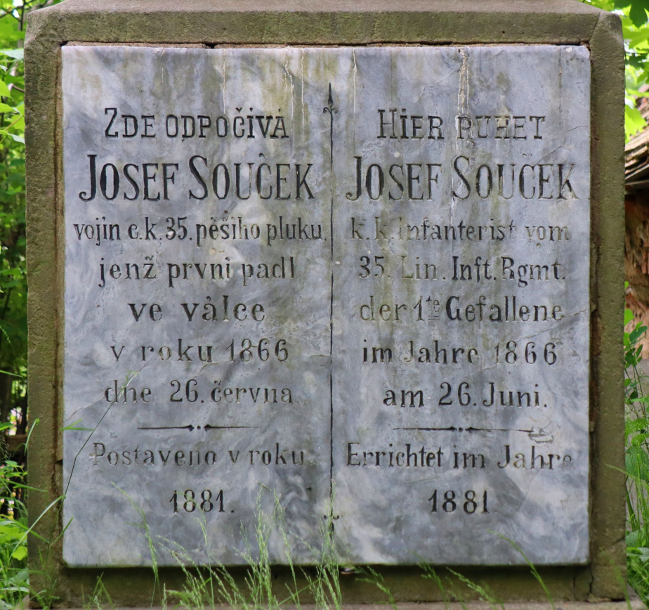 Detail nápisové desky na pomníku Josefa Součka. 