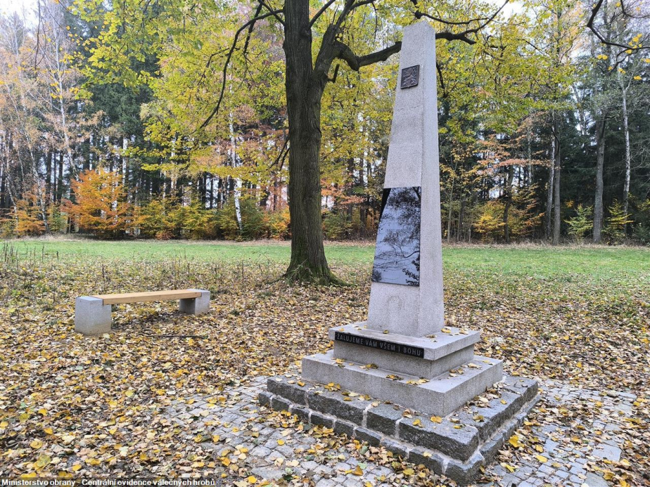 Pomník zastřelených občanů u Pusté Kamenice po renovaci. 